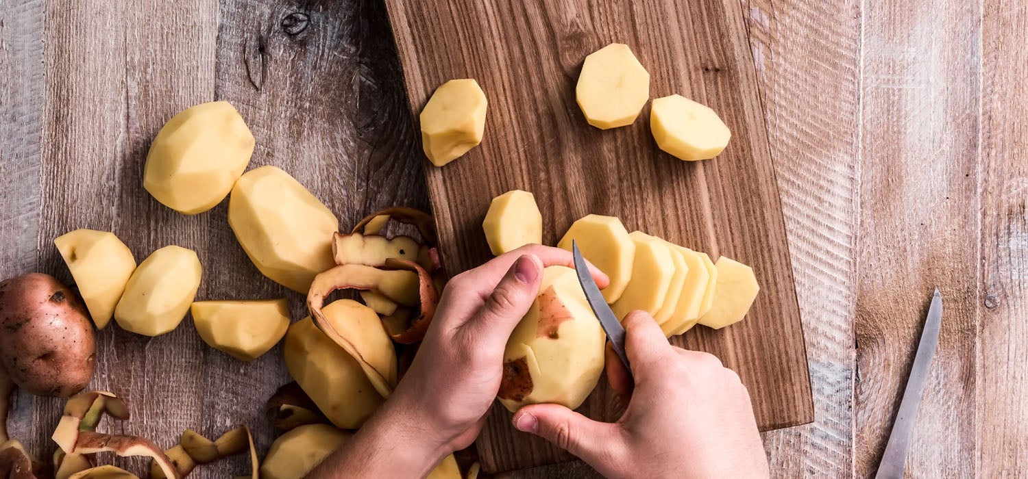 Bratkartoffeln schälen