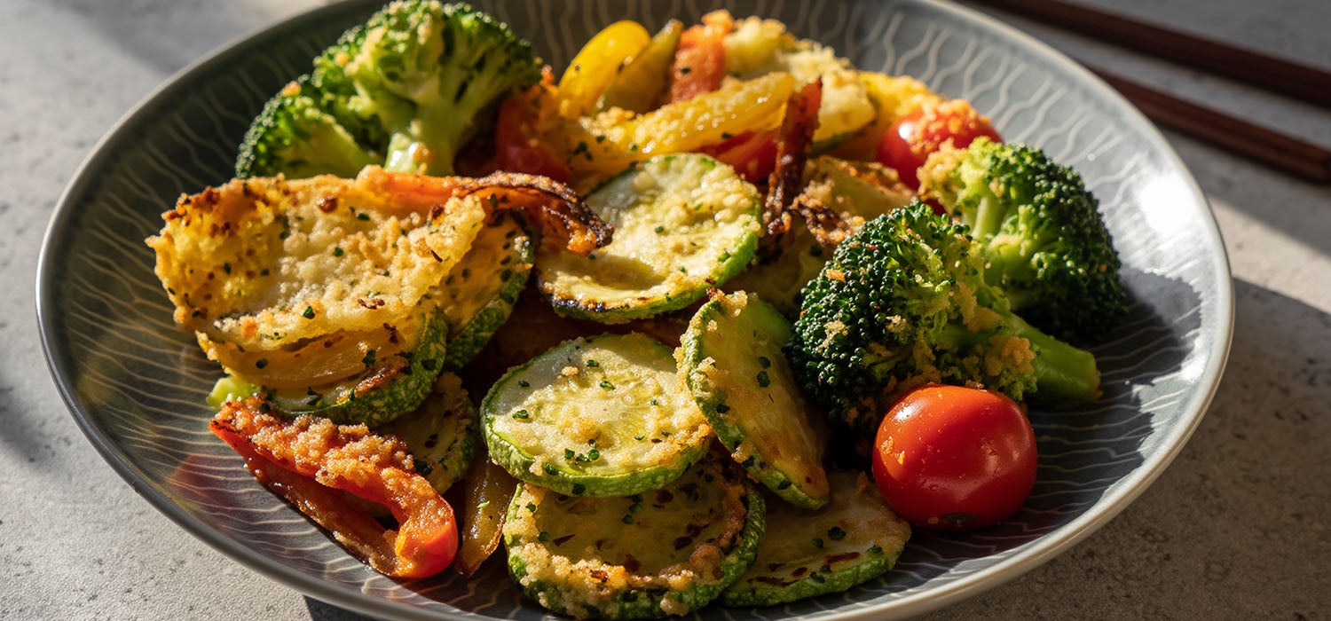 Ein ansprechend angerichteter Teller mit goldbraunem Airfryer-Gemüse, der Appetit macht