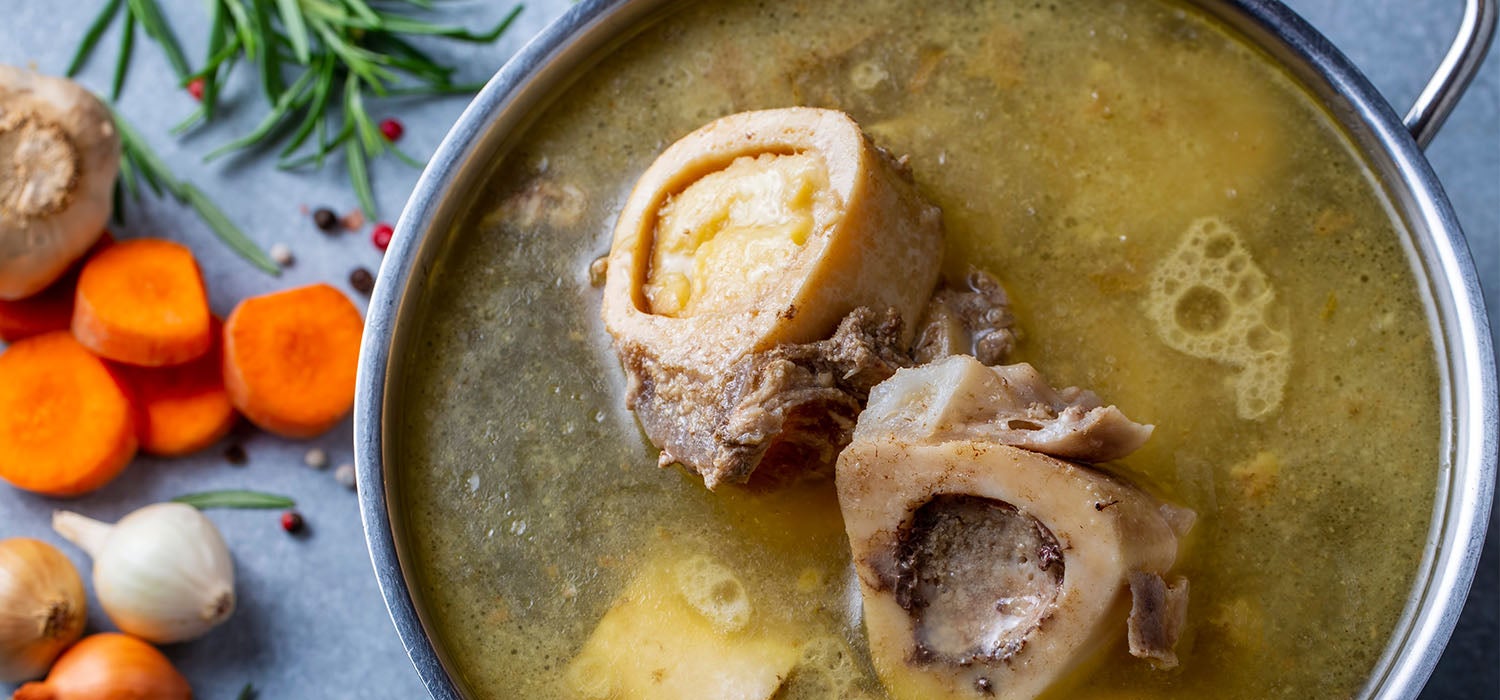 Gekochte Hühnerbrühe mit Knochen