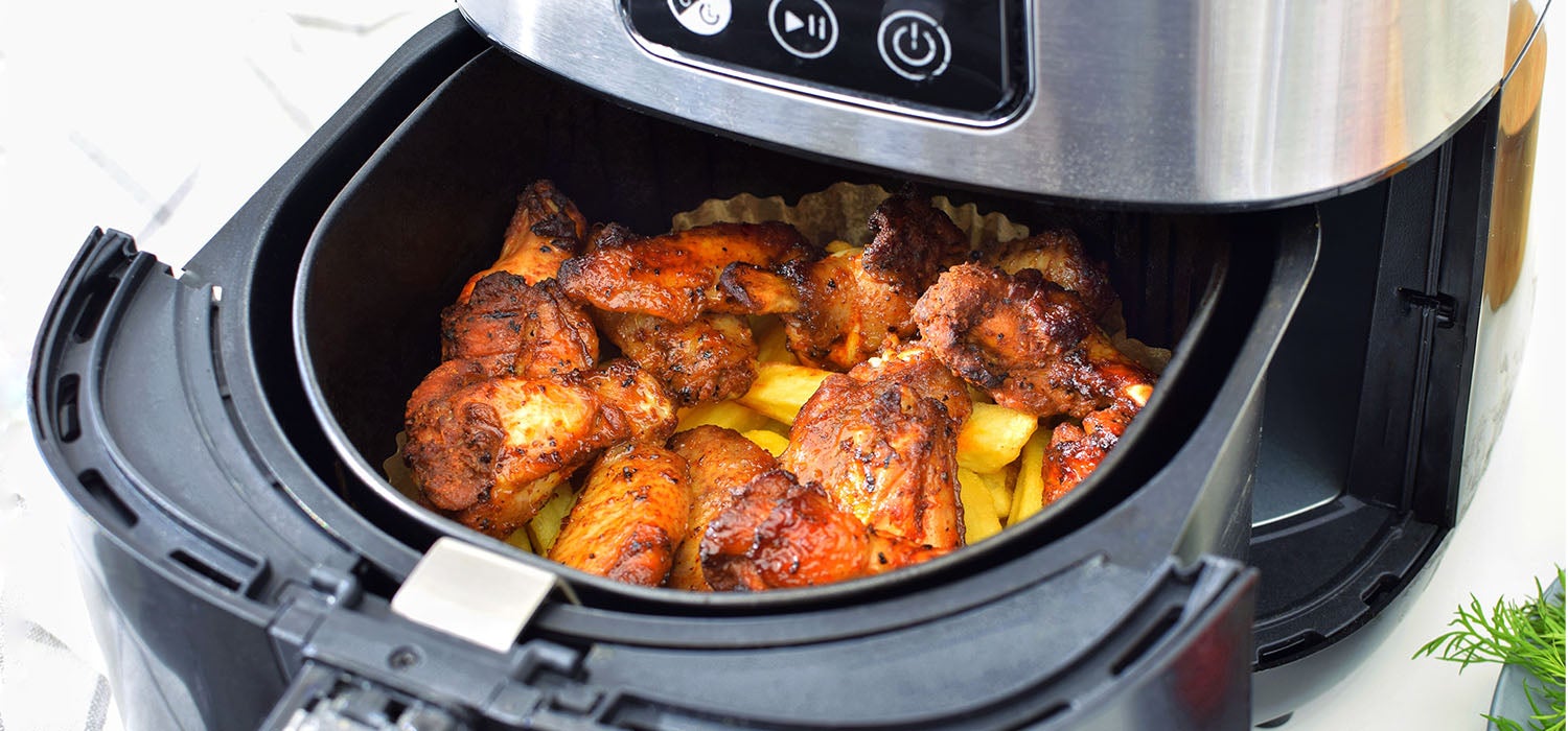 Leckere Chicken Wings mit Kartoffelspalten im Airfryer