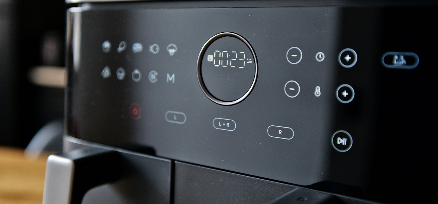 Jemand stellt die Airfryer Temperatur und zeit ein