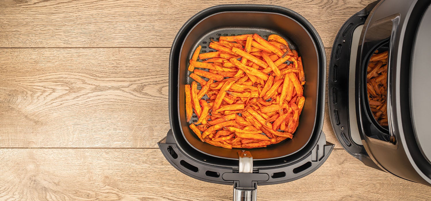 Süßkartoffeln im Airfryer von oben fotografiert.