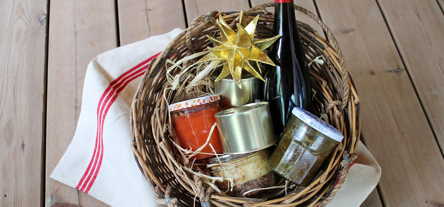 Geschenkkorb mit lange haltbaren Geschenken aus der Küche 