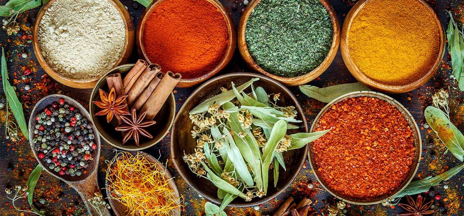 verschiedene Gewürze zum Hähnchen verfeinern