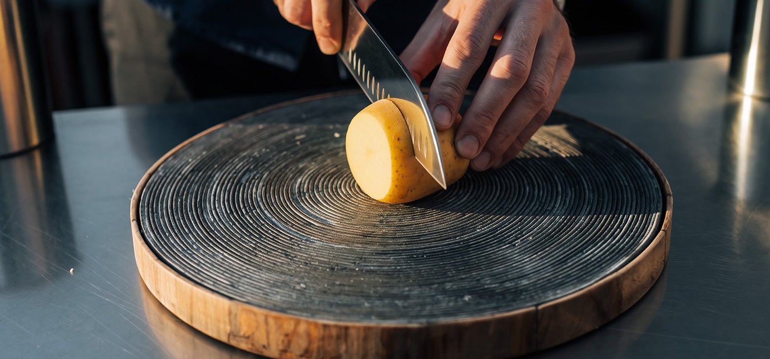 Kartoffel wird in der Mitte eingeritzt