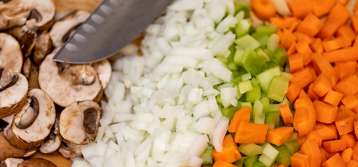 Mirepoix mit Karotten, Zwiebeln und Selerie