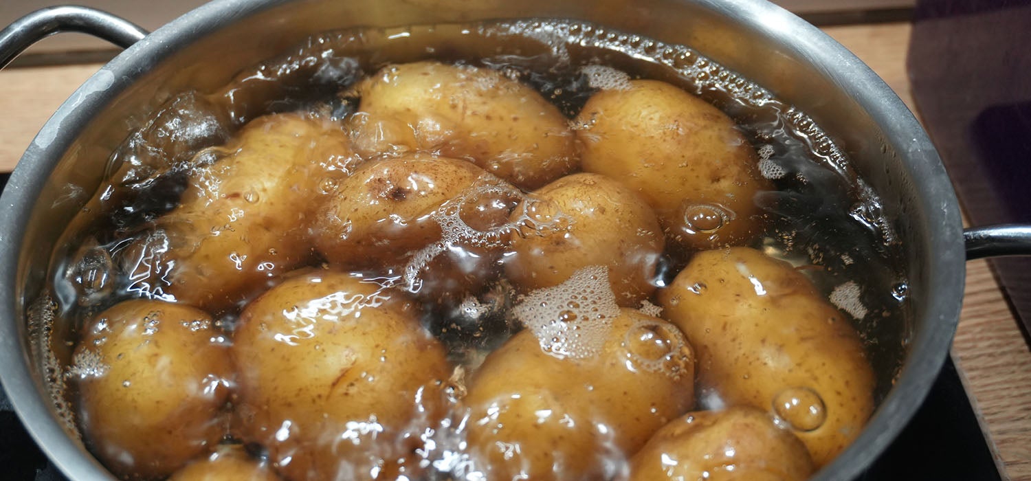Pellkartoffeln köcheln im Topf