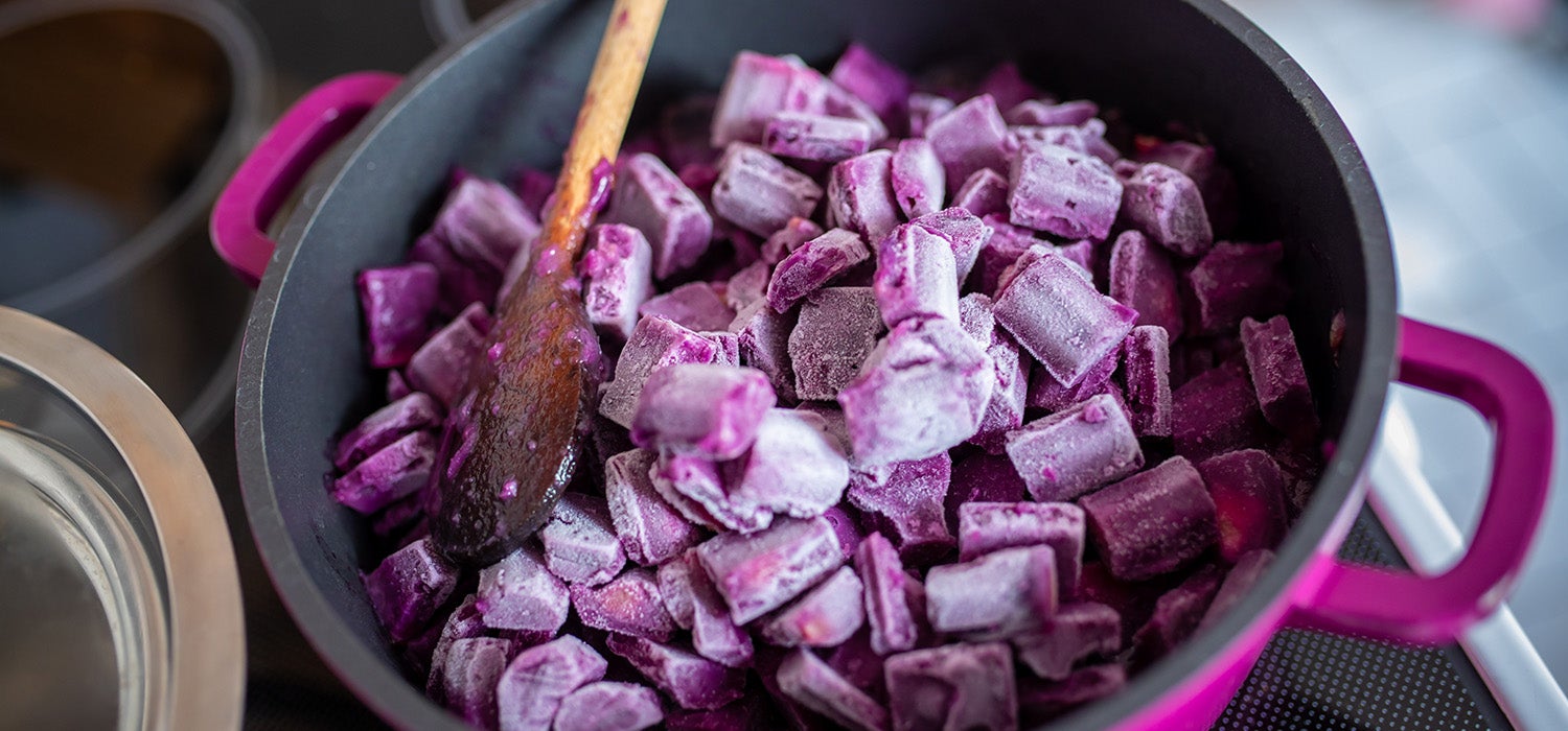 Rotkohl tiefgekühlt der gerade im Topf zubereitet wird