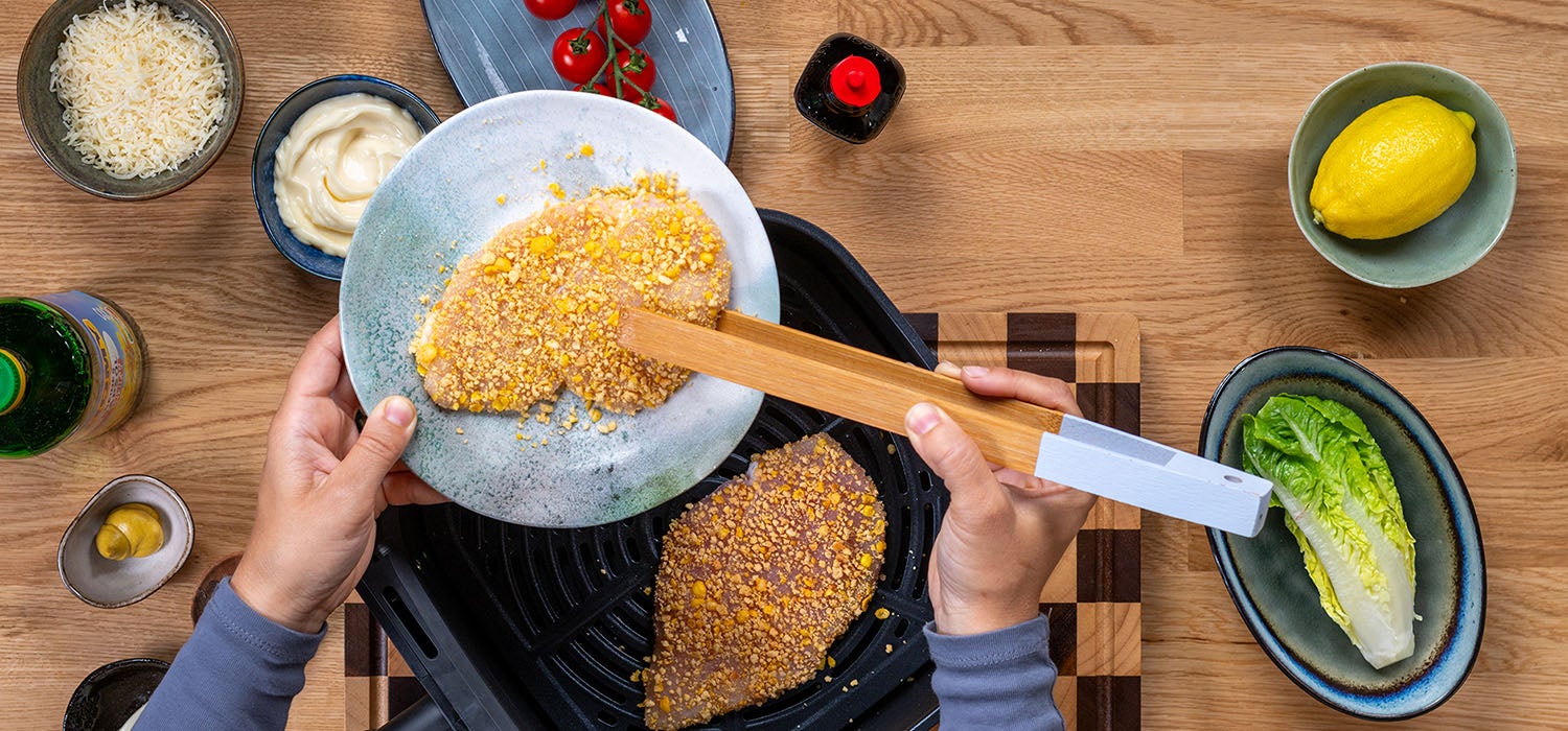parniertes Schnitzel wird im Aifryer platziert