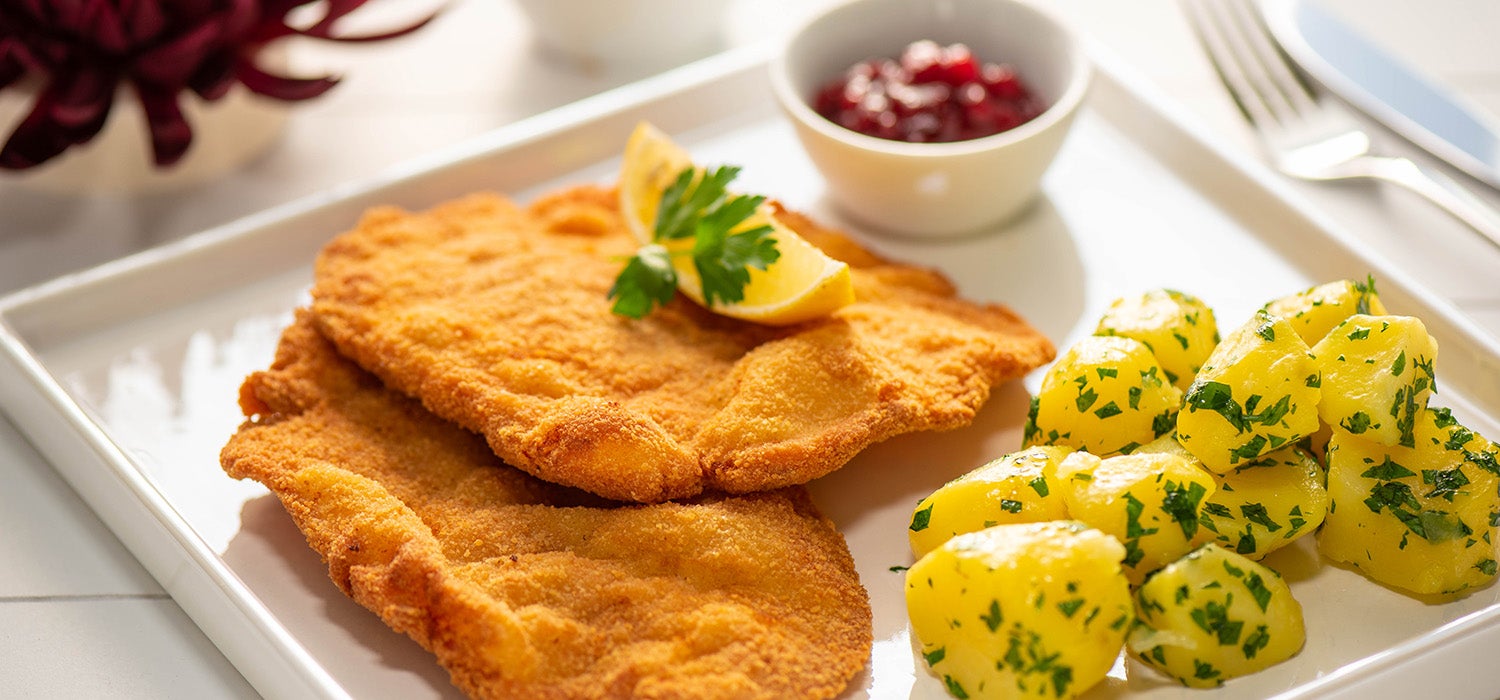 leckeres fertiges Schnitzel mit Preiselbeeren und Kartoffeln