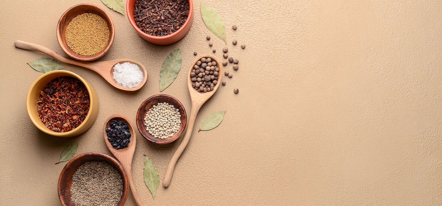 Mehrere Gewürze/ Kräuter/ Zutaten, die in der Tabelle genannt werden auf einem Tisch schön platziert 