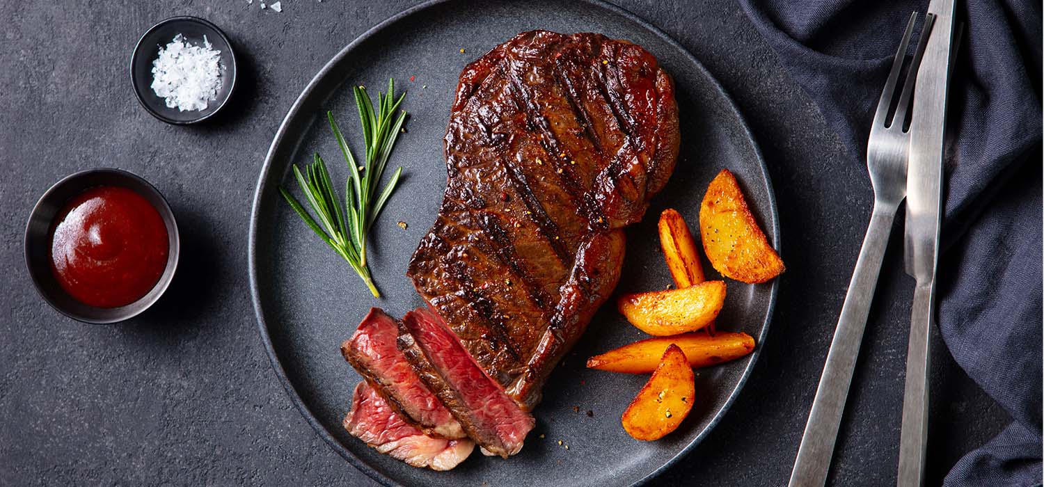 Perfektes Steak medium rare mit Pommes 