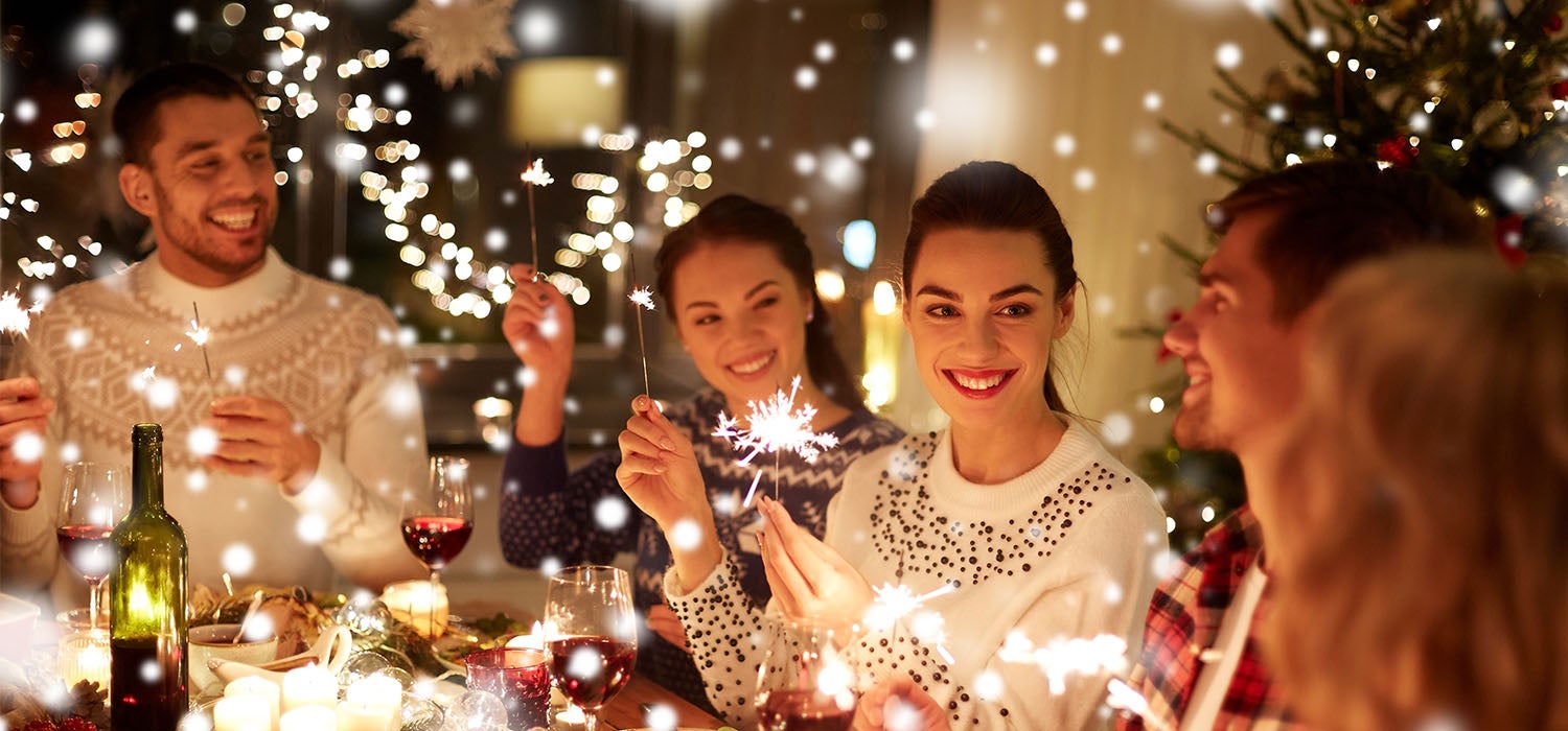 Festliches Weihnachtsessen schnell zubereitet ohne Stress - die Gruppe feiert gemeinsam am Tisch.