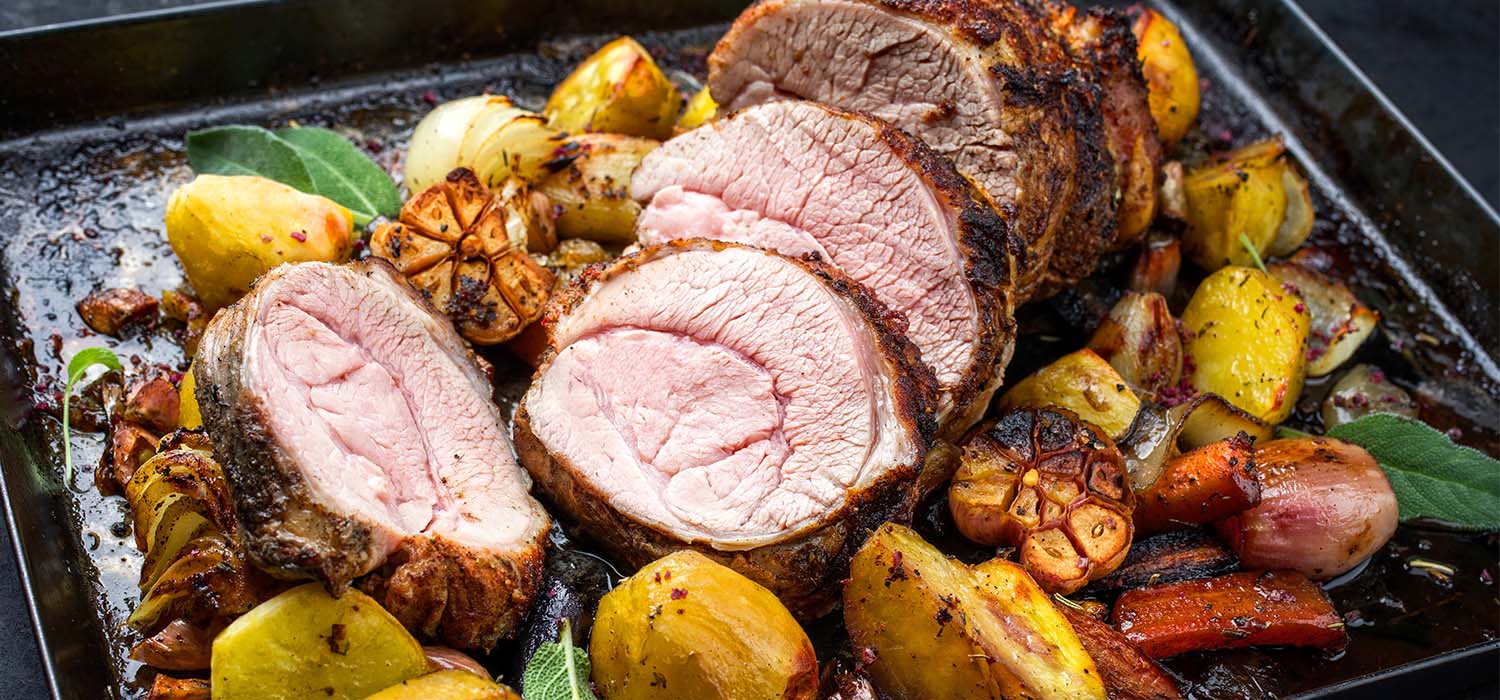 Braten mit Kartoffeln und Gemüse als schnelles Weihnachtsessen aus dem Ofen