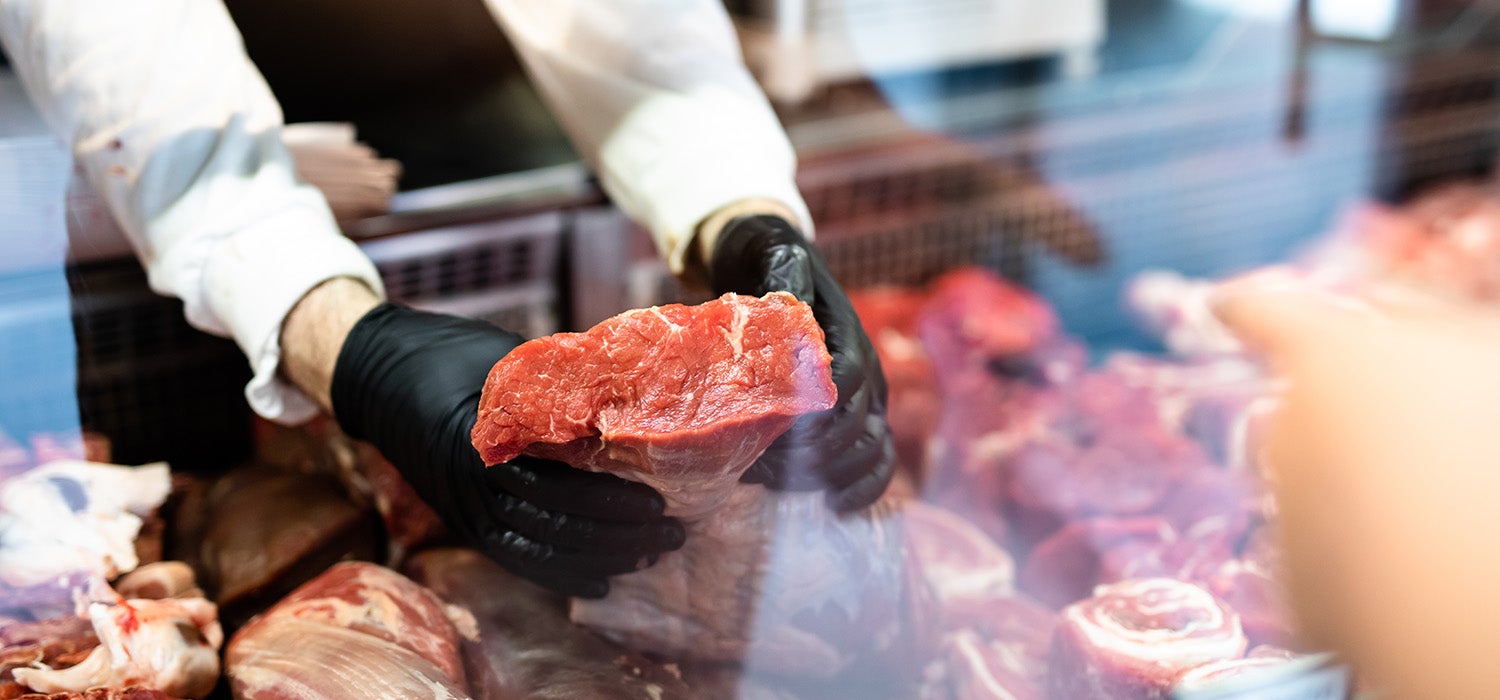 Einkauf an der Fleischtheke für ein schnelles Weihnachtsessen