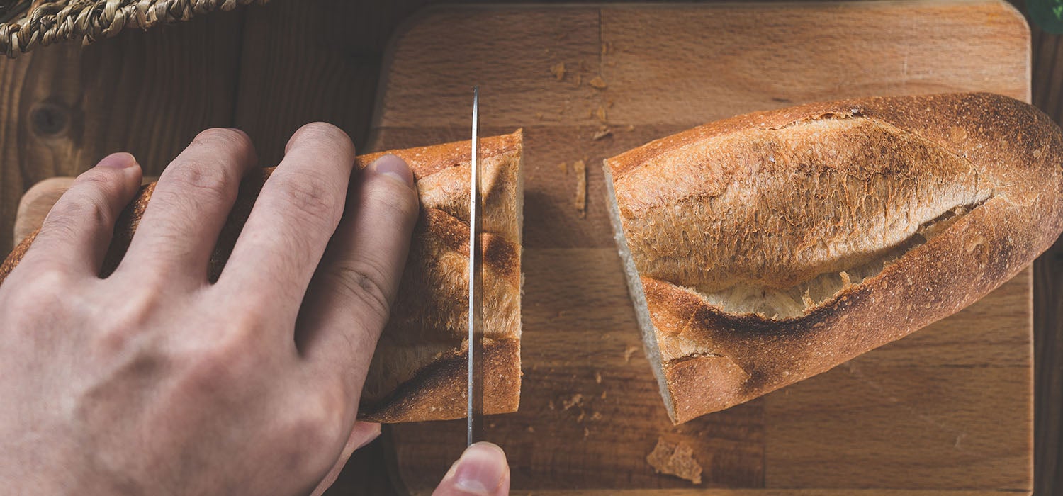 Baguette schneiden zur Vorbereitung des Weihnachtsessens