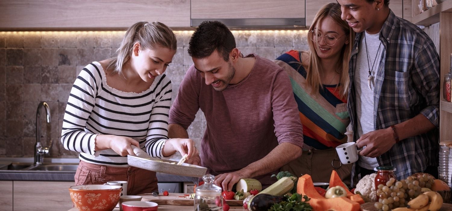 Freunde kochen zusammen in der Küche