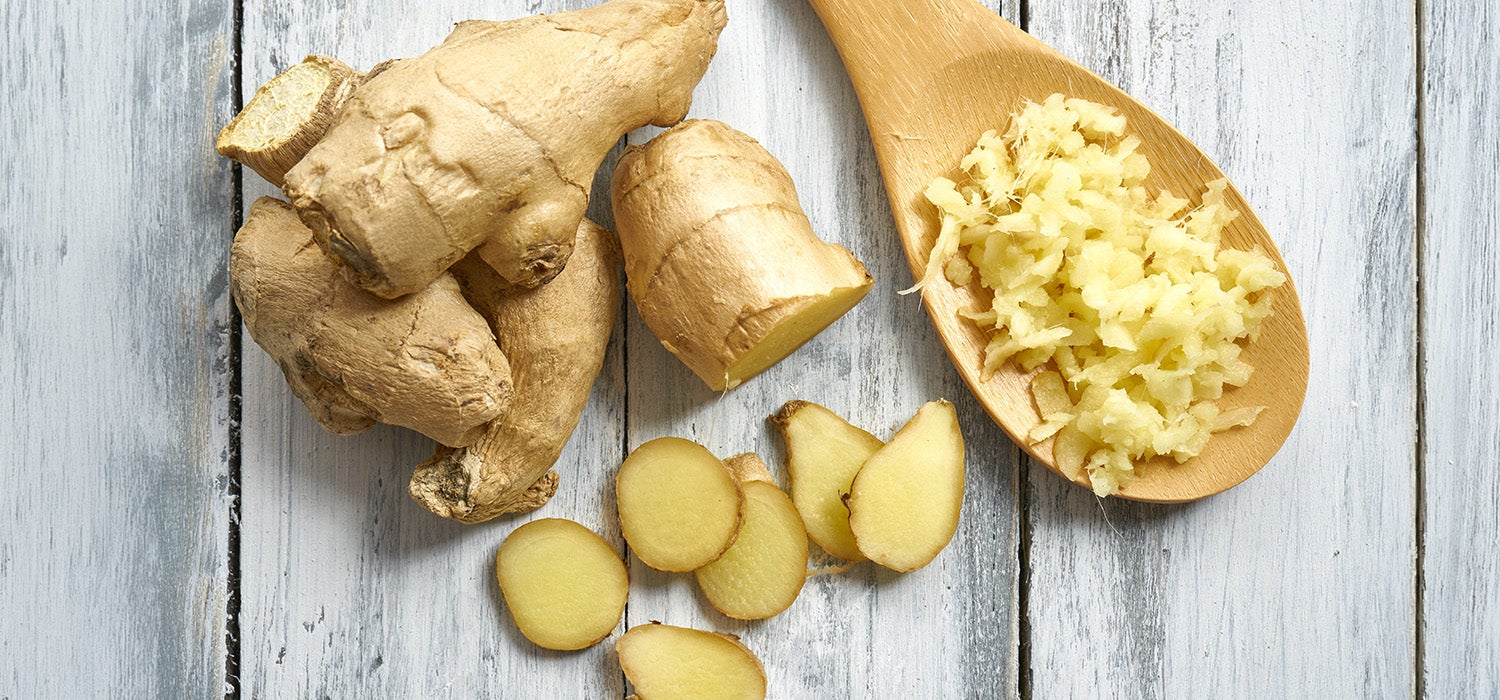 Ingwer als ganze Knolle, Ingwer geschnitten in Scheiben und Ingwer kleingeschnitten.