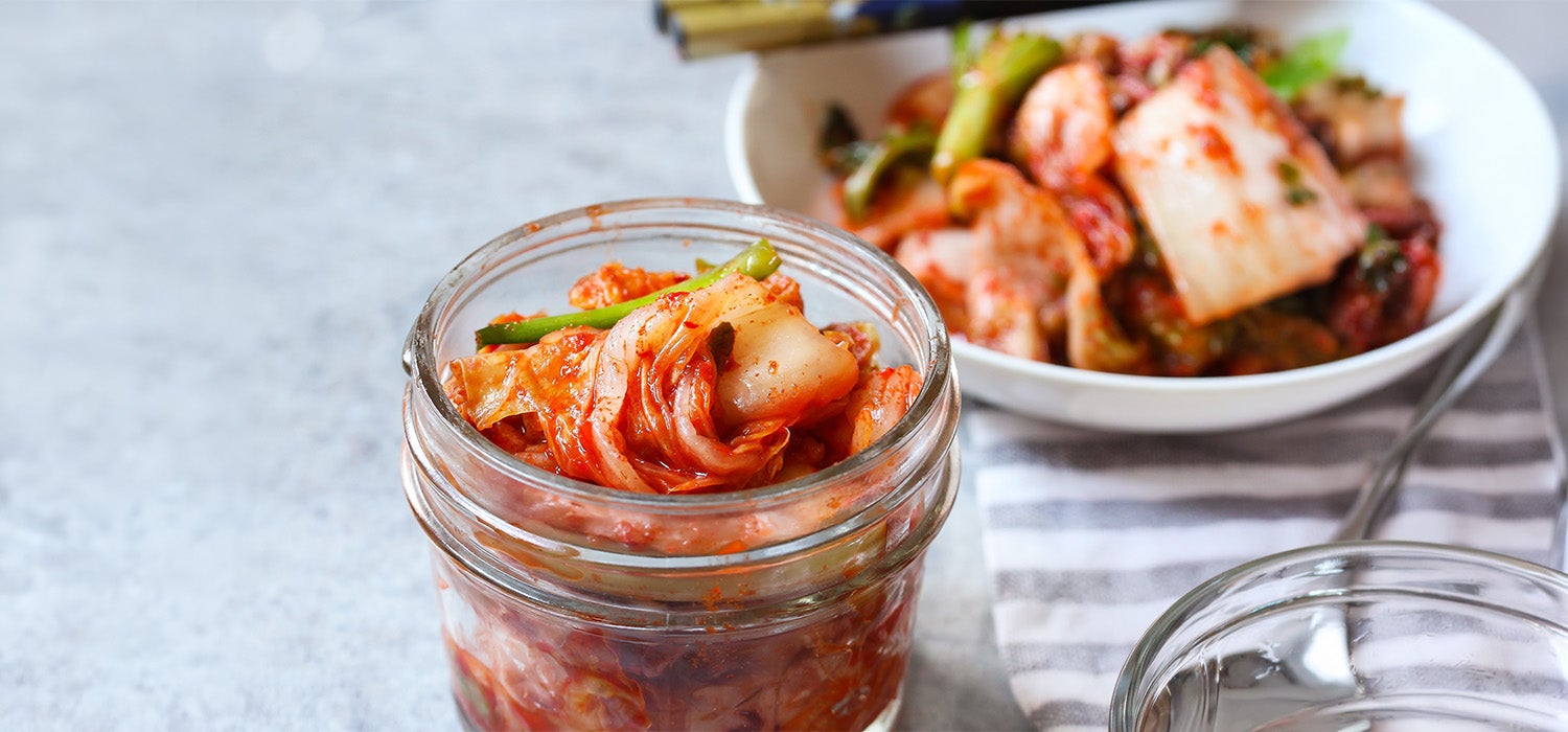 Selbstgemachter Kimchi in einem Einmachglas.