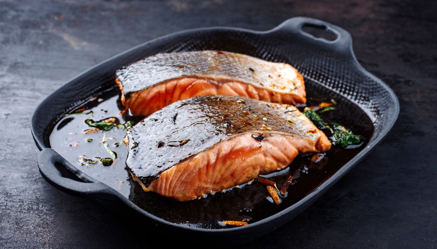 Lachs asiatische Art in der Pfanne