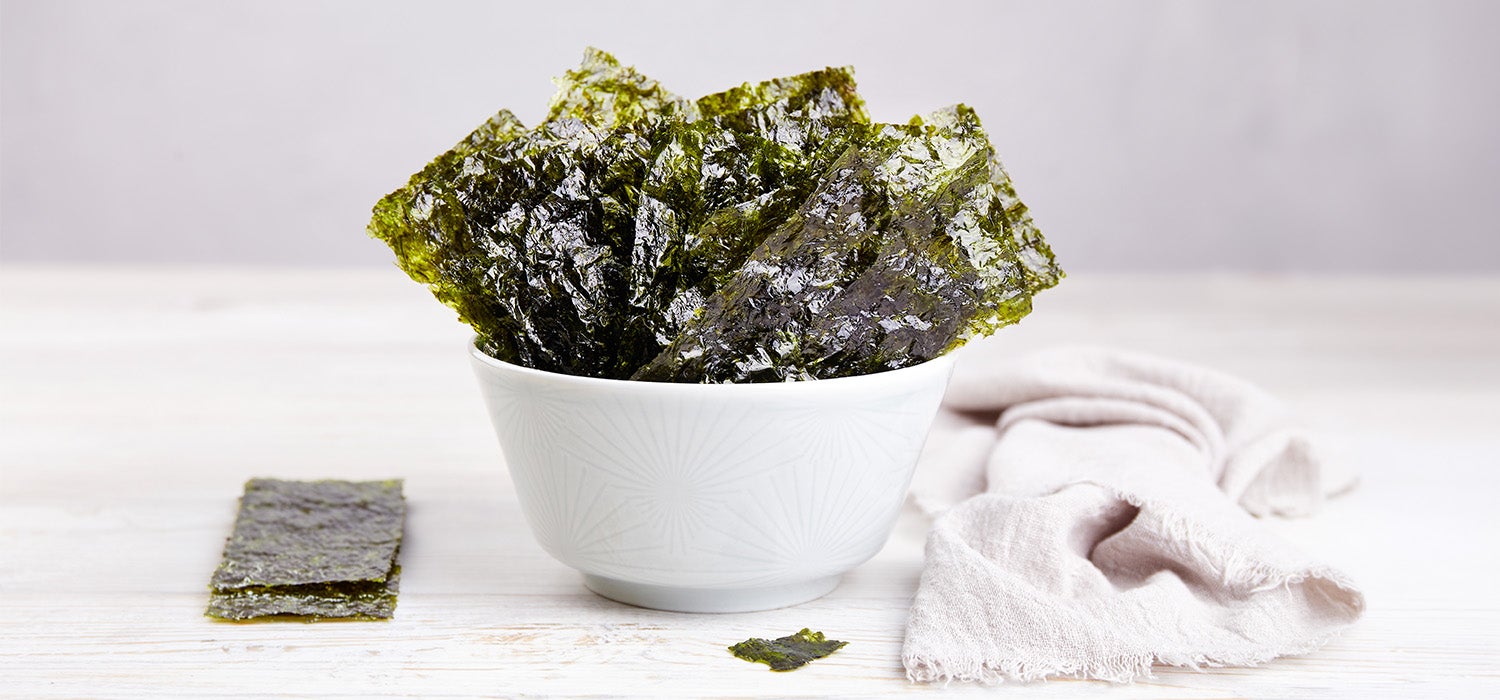 Nori Blätter in einer weißen Schüssel