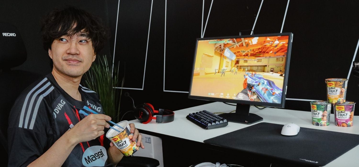 Eintracht Frankfurt Valorant Spieler mit Gaming Snack