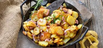 vorgekochte Bratkartoffeln in Pfanne