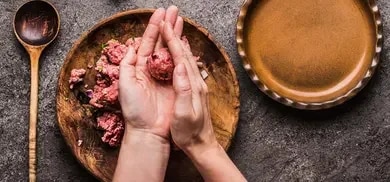 Hackfleisch braten – Hackbällchen formen