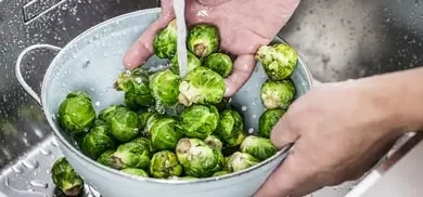 Rosenkohl putzen und schneiden