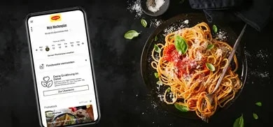 Wochenplaner Screenshot neben einer Portion Spaghetti mit Tomatensauce.