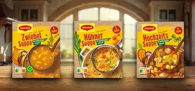 Drei Maggi Suppenpackungen mit Zwiebel-, Huehner- und Hochzeitssuppe auf Holztisch vor Kuechenhintergrund