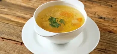Suppe mit Nudeln und Karotten