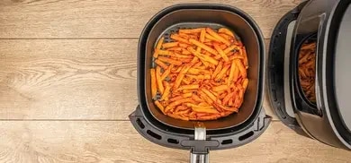 Süßkartoffeln im Airfryer von oben fotografiert.