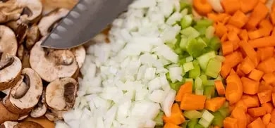 Mirepoix mit Karotten, Zwiebeln und Selerie