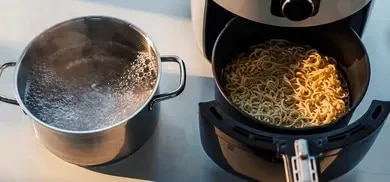Topf mit kochendem Wasser vs Nudeln im airfryer