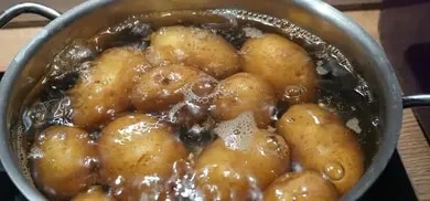 Pellkartoffeln köcheln im Topf