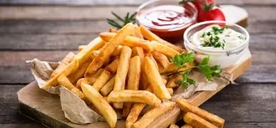 Schnitzel und Pommes mit Ketchup