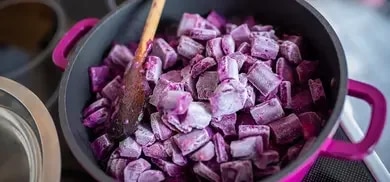 Rotkohl tiefgekühlt der gerade im Topf zubereitet wird
