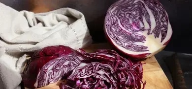 angeschnittener Rotkohl auf Schneidebrett