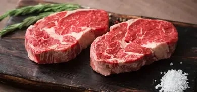 Zwei saftige rohe Steaks mit Salz gewürzt