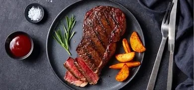 Leckeres gegartes Steak mit Wedges als Beilage