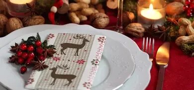 festliche Tafel mit schönem Geschirr und weihnachtlichen Servietten