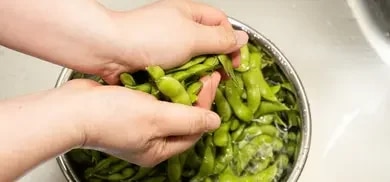 Edamame waschen