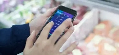 Nahaufnahme einer Frau, die eine digitale Einkaufsliste verwendet