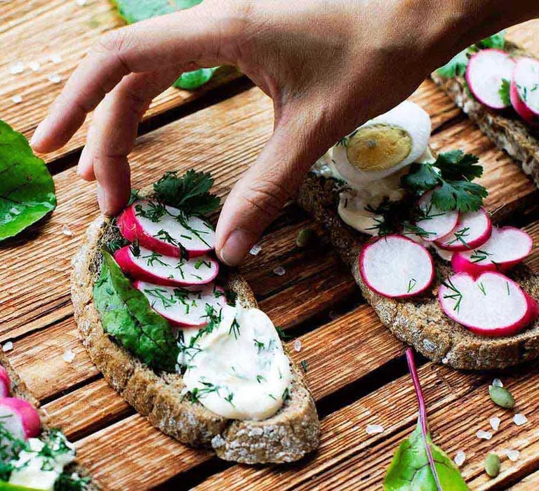 Zubereitung einer leckeren Brotzeit