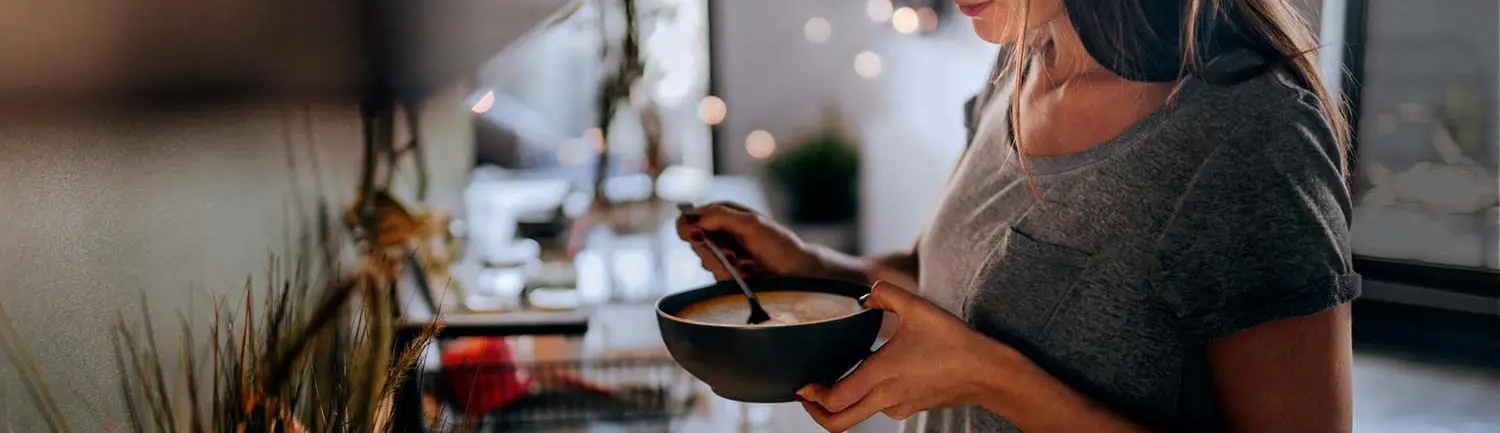 Frau bereitet sich ihrFeierabend Essen
