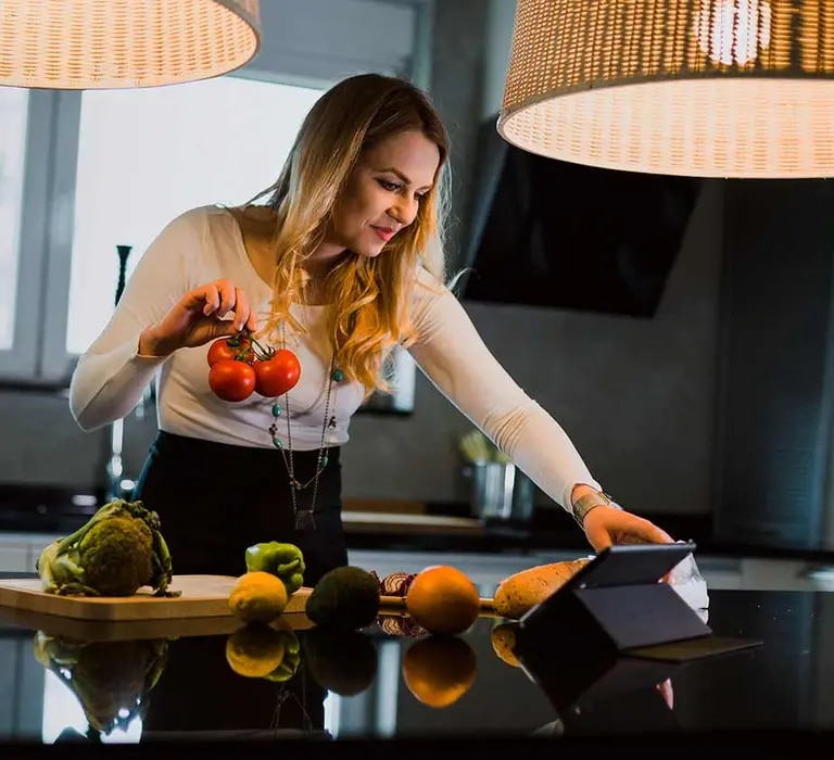 Frau bereitet ein schnelles Abendessen zu