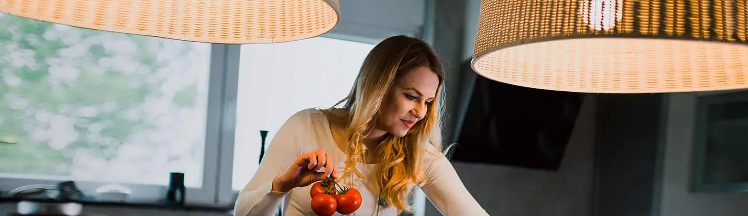 Frau bereitet ein schnelles Abendessen zu
