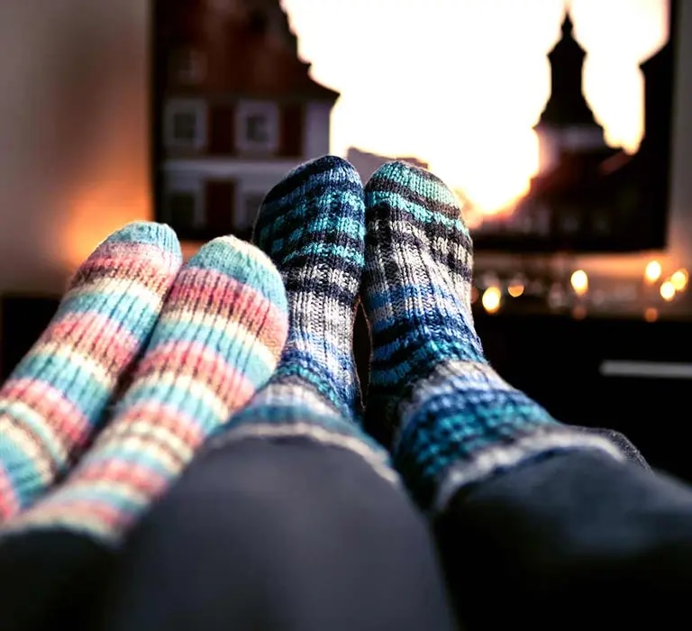 Ein Pärchen schaut einen Serienmarathon