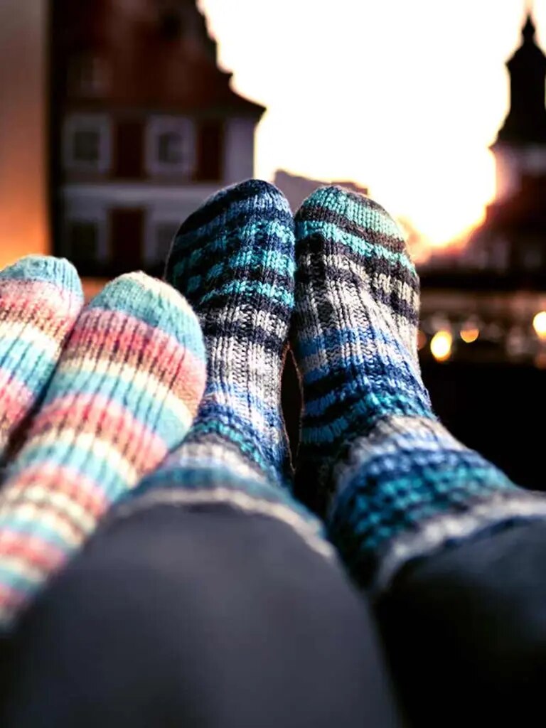 Ein Pärchen schaut einen Serienmarathon